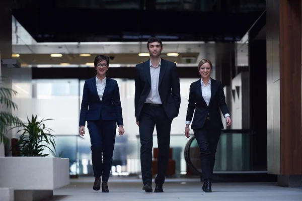 Affärsmän team promenader — Stockfoto