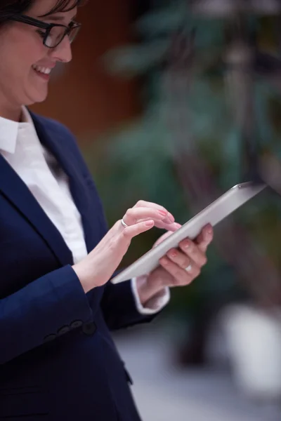 Empresaria trabajando en tableta — Foto de Stock