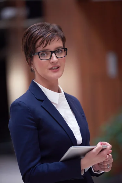 Businesswoman working on tablet — Stock Photo, Image