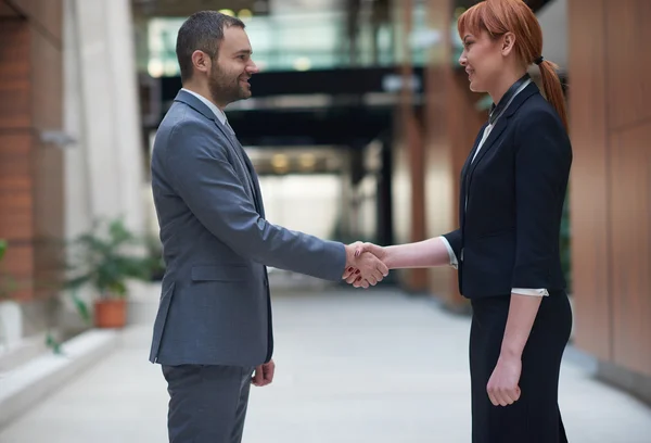 Geschäftsmann und Frau geben sich die Hand — Stockfoto