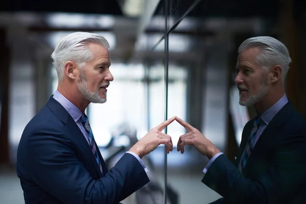 Senior business man porträtt — Stockfoto