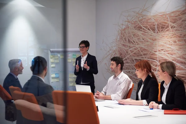 Groep van mensen uit het bedrijfsleven over de bijeenkomst van — Stockfoto