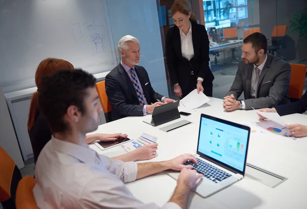 Grupo de empresarios en la reunión — Foto de Stock