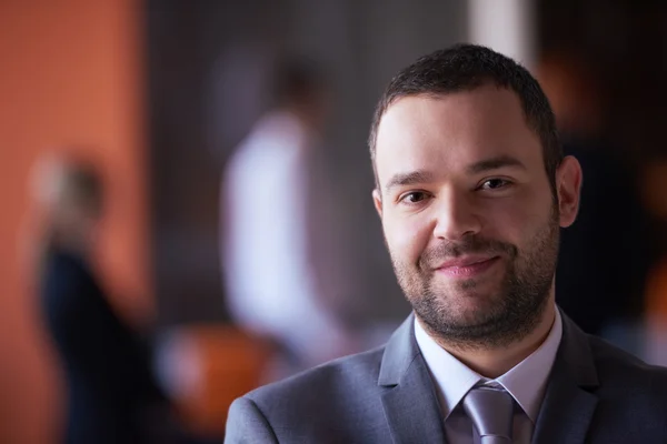 Portrait de jeune homme d'affaires au bureau moderne — Photo