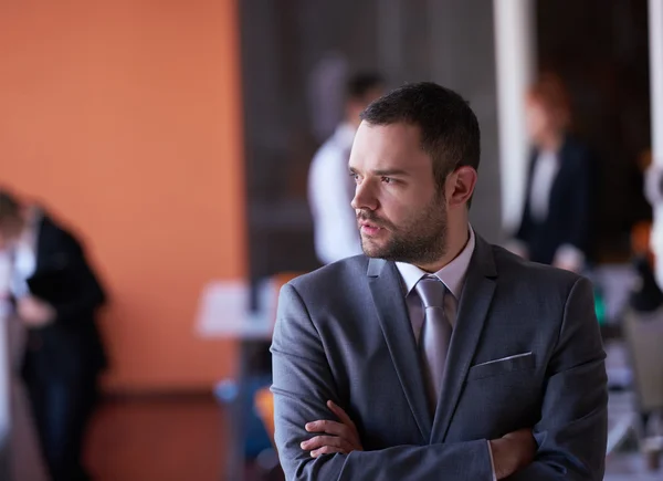 Retrato de hombre de negocios joven en la oficina moderna — Foto de Stock