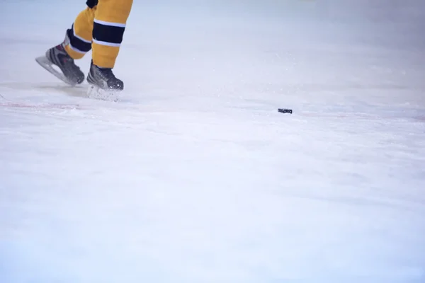 Jugador de hockey sobre hielo en acción — Foto de Stock