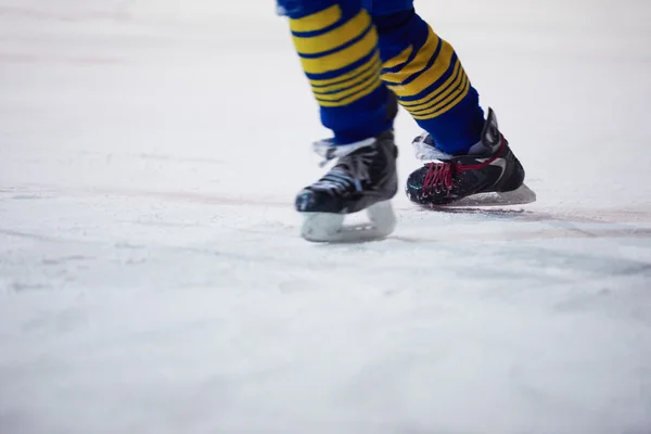 Jucător de hochei pe gheață în acțiune — Fotografie, imagine de stoc