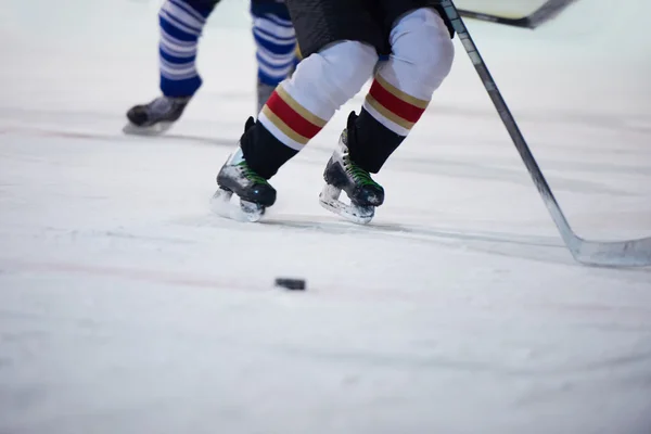 Giocatore di hockey su ghiaccio in azione — Foto Stock