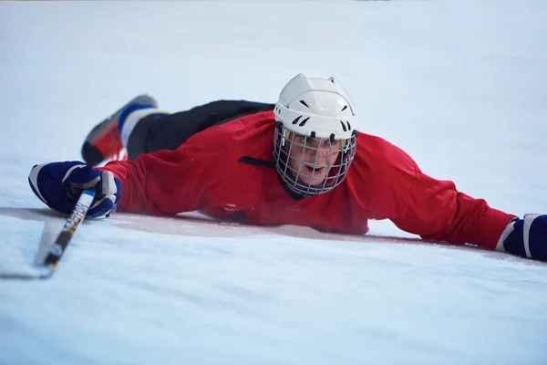 Giocatore di hockey su ghiaccio in azione — Foto Stock