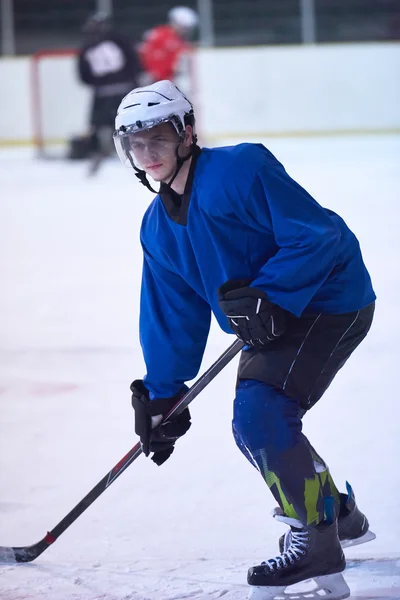 Joueur de hockey sur glace en action — Photo