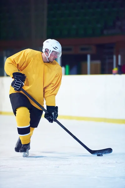 Ishockeyspelare i aktion — Stockfoto