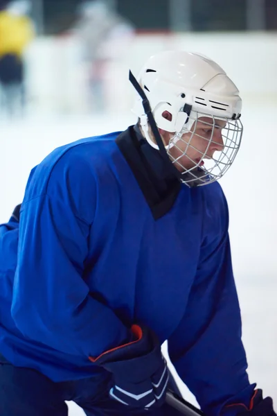 Giocatore di hockey su ghiaccio in azione — Foto Stock