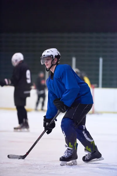 Jugador de hockey sobre hielo en acción —  Fotos de Stock