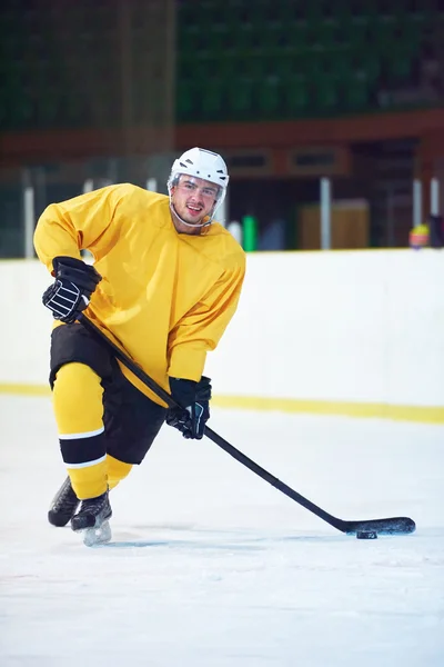 Ice hockey player in action — Stock Photo, Image