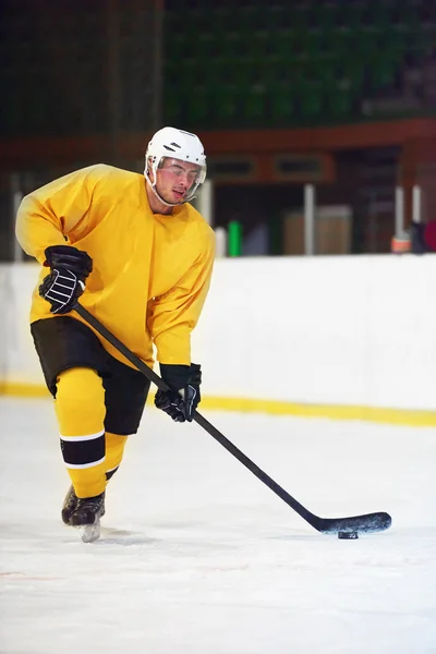 Ishockeyspelare i aktion — Stockfoto