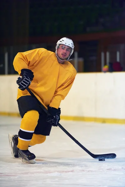 Ice hockey player in action — Stock Photo, Image