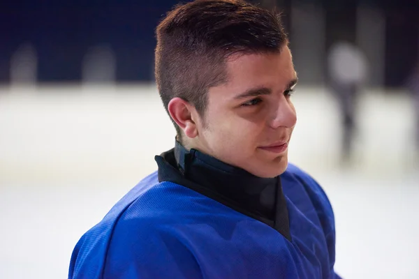 Retrato jugador de hockey sobre hielo —  Fotos de Stock