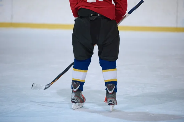 Giocatore di hockey su ghiaccio in azione — Foto Stock