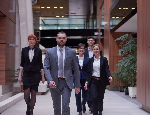 Pessoas de negócios equipe andando — Fotografia de Stock