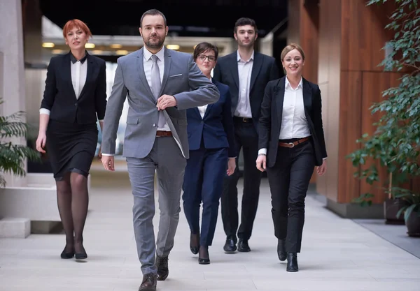 Üzletemberek csapat séta — Stock Fotó