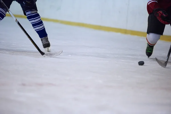 Giocatori di hockey su ghiaccio in azione — Foto Stock