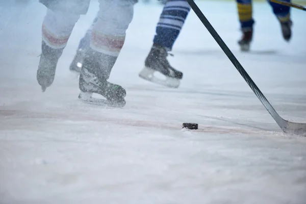 Giocatori di hockey su ghiaccio in azione — Foto Stock