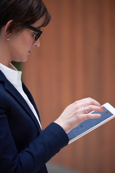 Zakenvrouw werken op tablet — Stockfoto