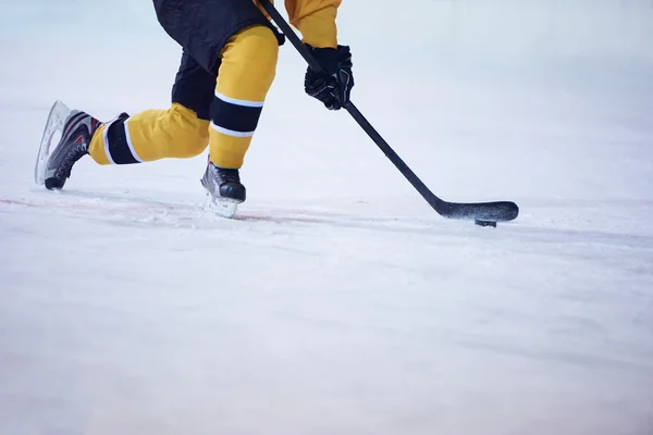 Joueur de hockey sur glace en action — Photo