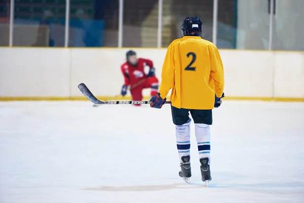 Les joueurs de hockey sur glace en action — Photo