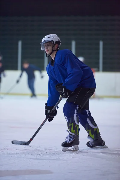 Jugador de hockey sobre hielo en acción — Foto de Stock