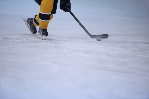 Giocatore di hockey su ghiaccio in azione — Foto Stock