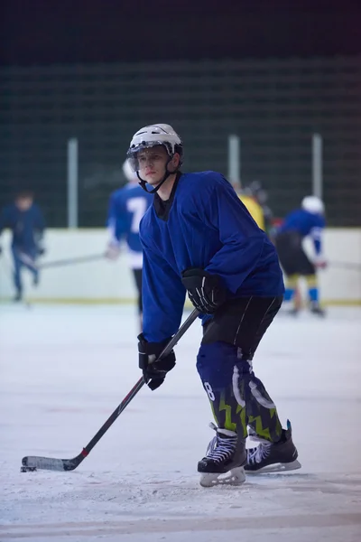 Jugador de hockey sobre hielo en acción —  Fotos de Stock