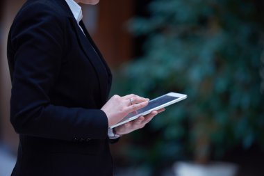 iş kadını tablet üzerinde çalışıyor