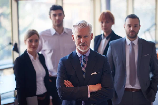 Senior affärsman med sitt team på kontoret — Stockfoto