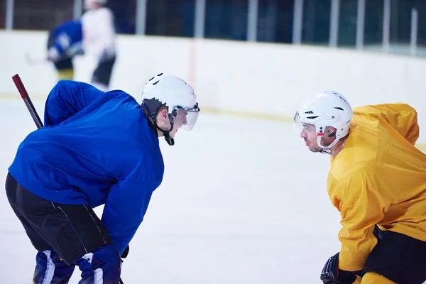 Jugador de hockey sobre hielo en acción — Foto de Stock