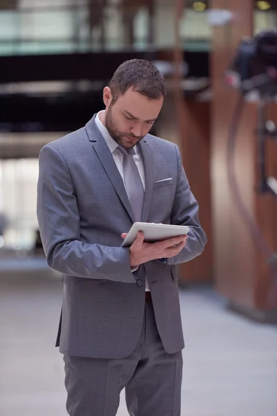 Hombre de negocios con tablet en la oficina —  Fotos de Stock