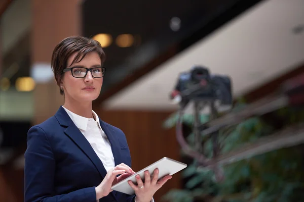 Mujer de negocios que trabaja en tableta — Foto de Stock