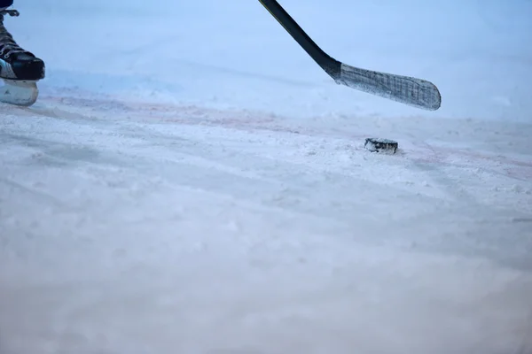 Joueur de hockey sur glace en action — Photo