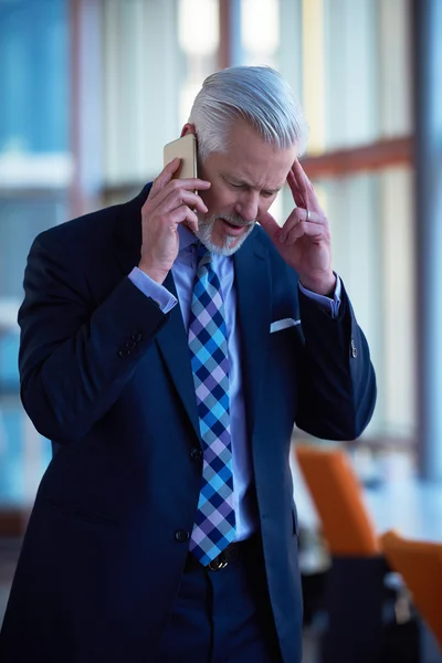 Senior business man talking on mobile phone — Stock Photo, Image