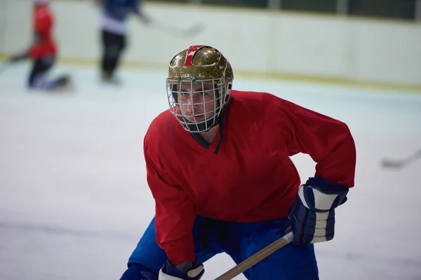 Giocatore di hockey su ghiaccio in azione — Foto Stock