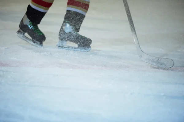 Giocatore di hockey su ghiaccio in azione — Foto Stock