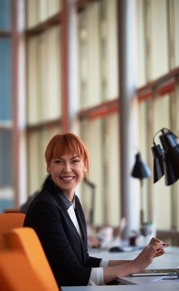 Zakenvrouw werken op computer op kantoor — Stockfoto