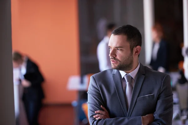 Ung affärsman porträtt på moderna kontor — Stockfoto