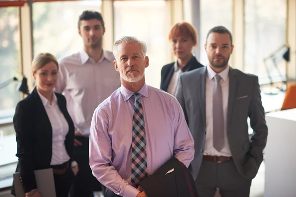 Senior Business Mann mit seinem Team im Büro — Stockfoto