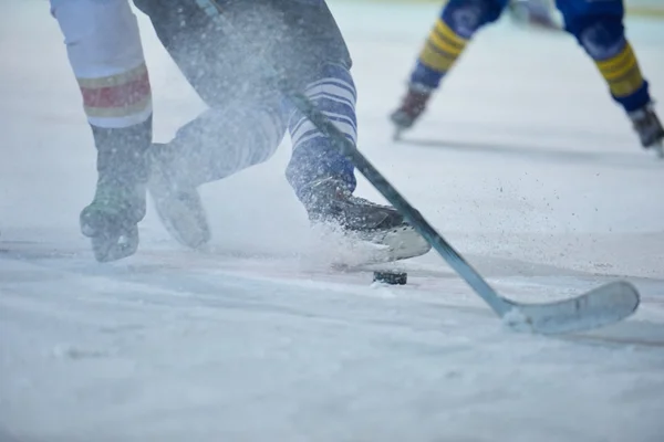 Giocatore di hockey su ghiaccio in azione — Foto Stock