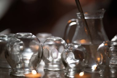 Bir terapistin elleri, geleneksel ateş söndürme terapisi için cam bardaklar ve mum yakmasına yakından bakın. Alternatif tıp, rahatlama ve doğal tedavi kavramı