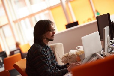 başlangıç işi, bilgisayar üzerinde çalışan yazılım geliştiricisi