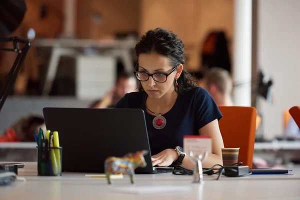 Startup business, vrouw werken op laptop — Stockfoto