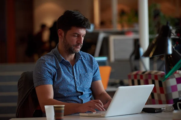 Start-up-Unternehmen, Softwareentwickler, der am Computer arbeitet — Stockfoto