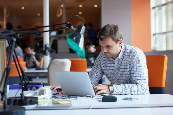 Démarrage d'entreprise, développeur de logiciels travaillant sur ordinateur — Photo